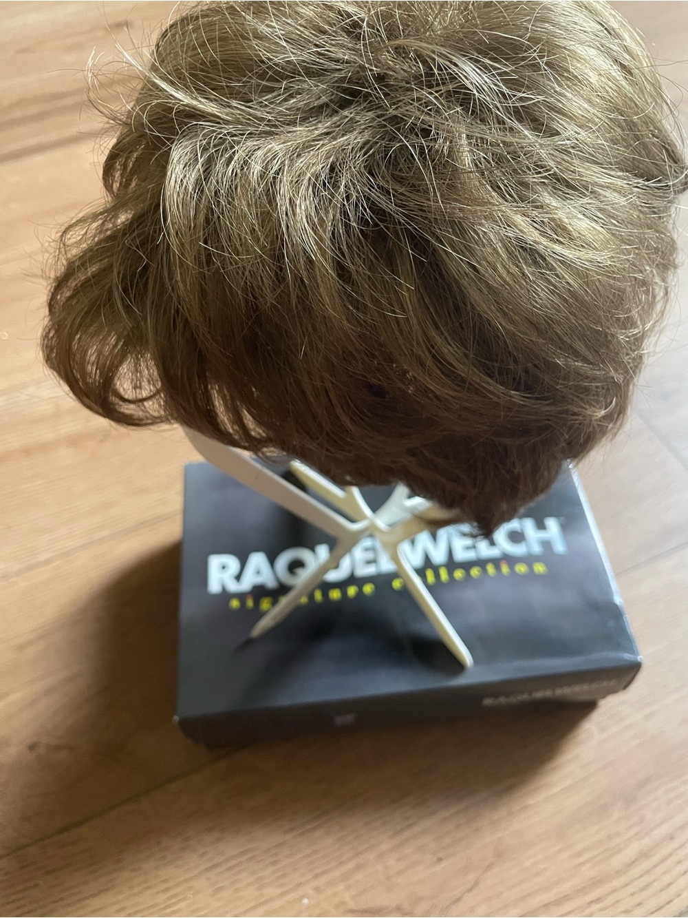 RAQUEL WELCH Winner Honey Pecan R12/26H Average w Stand | EUC